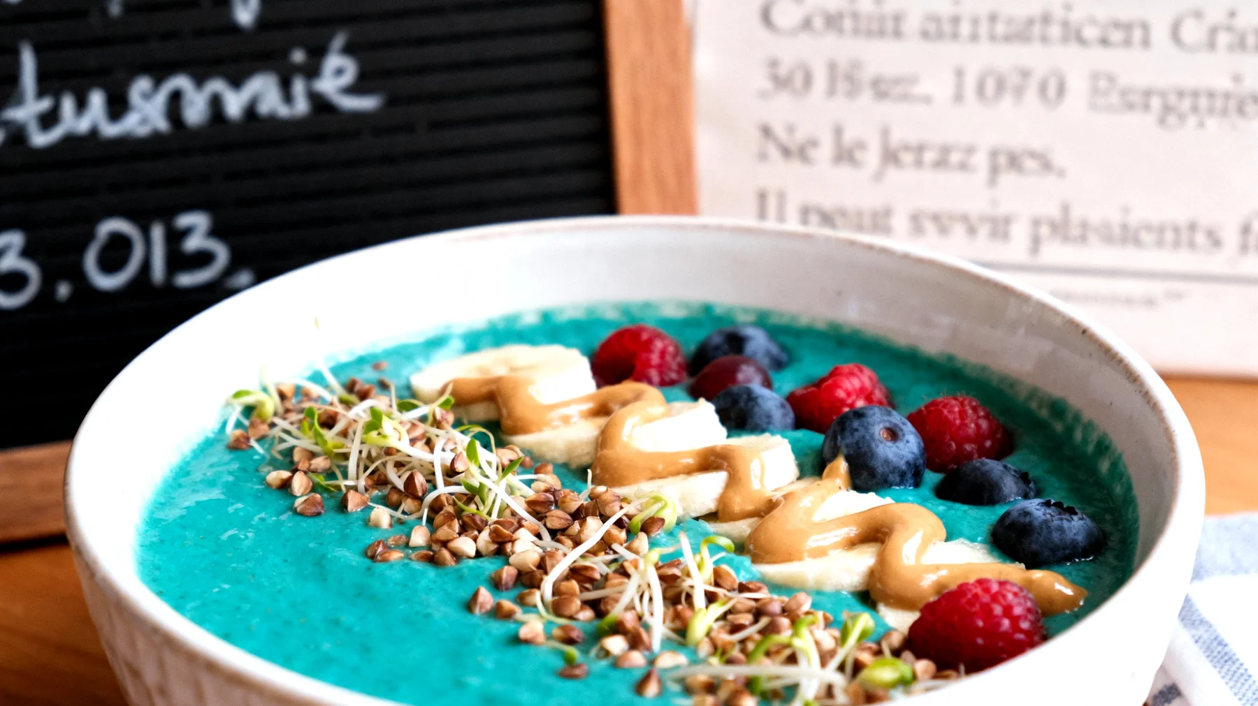 Smoothie bowl au sarrasin germé, spiruline et beurre d'amande"